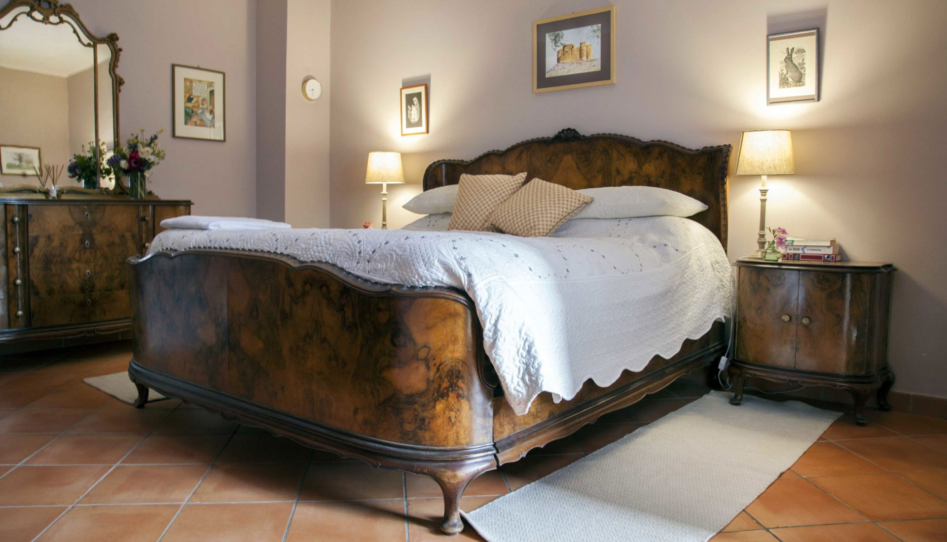 Antique briar-root double bed in the suite La Lepre - La Lepre Danzante