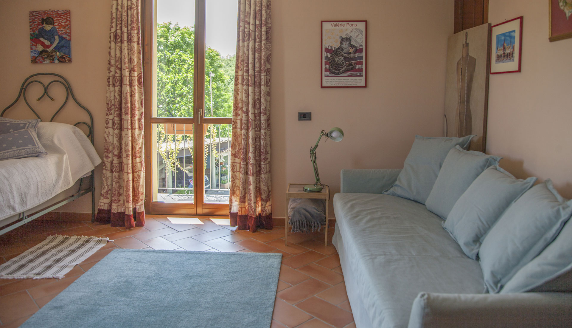 A restored wrought-iron single-bed and a sofa bed in La Luna suite - La Lepre Danzante
