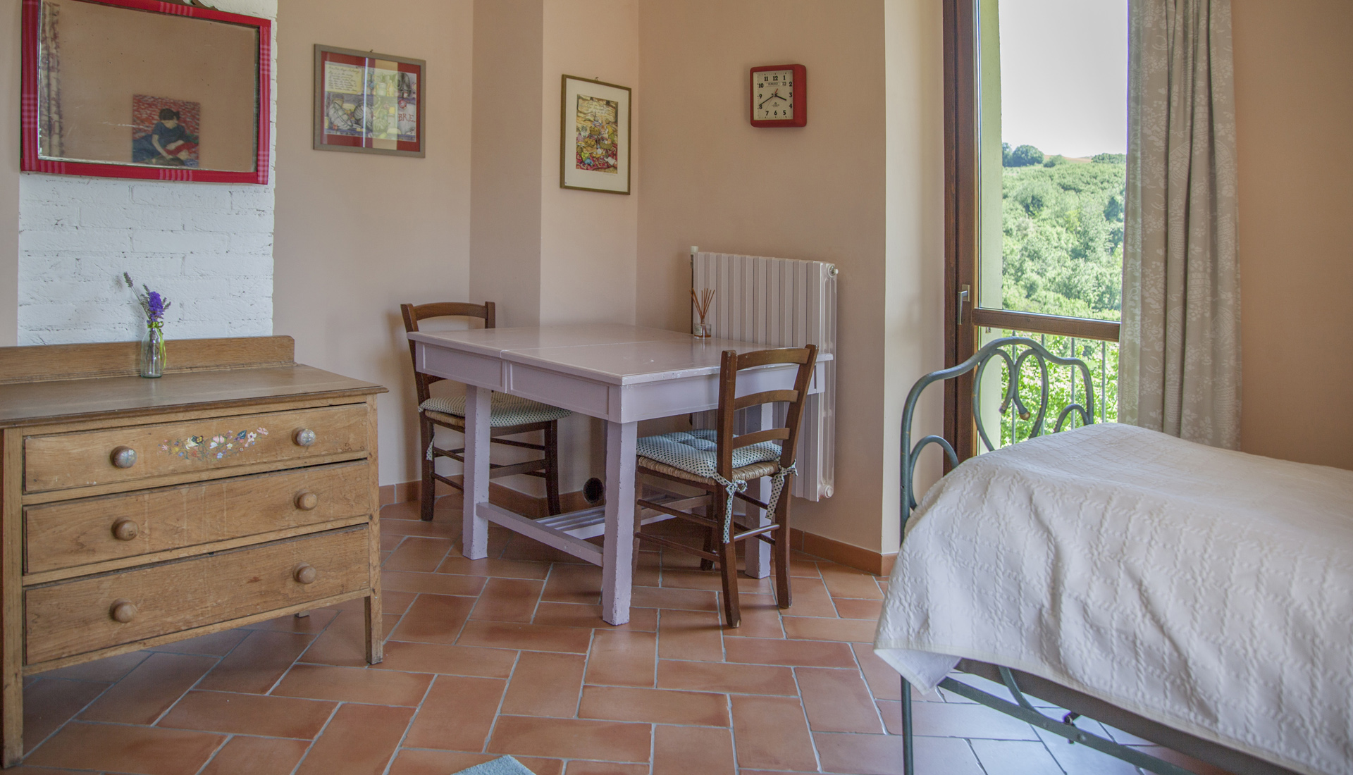 A restored wrought-iron single-bed and other furnishings in La Luna suite - La Lepre Danzante