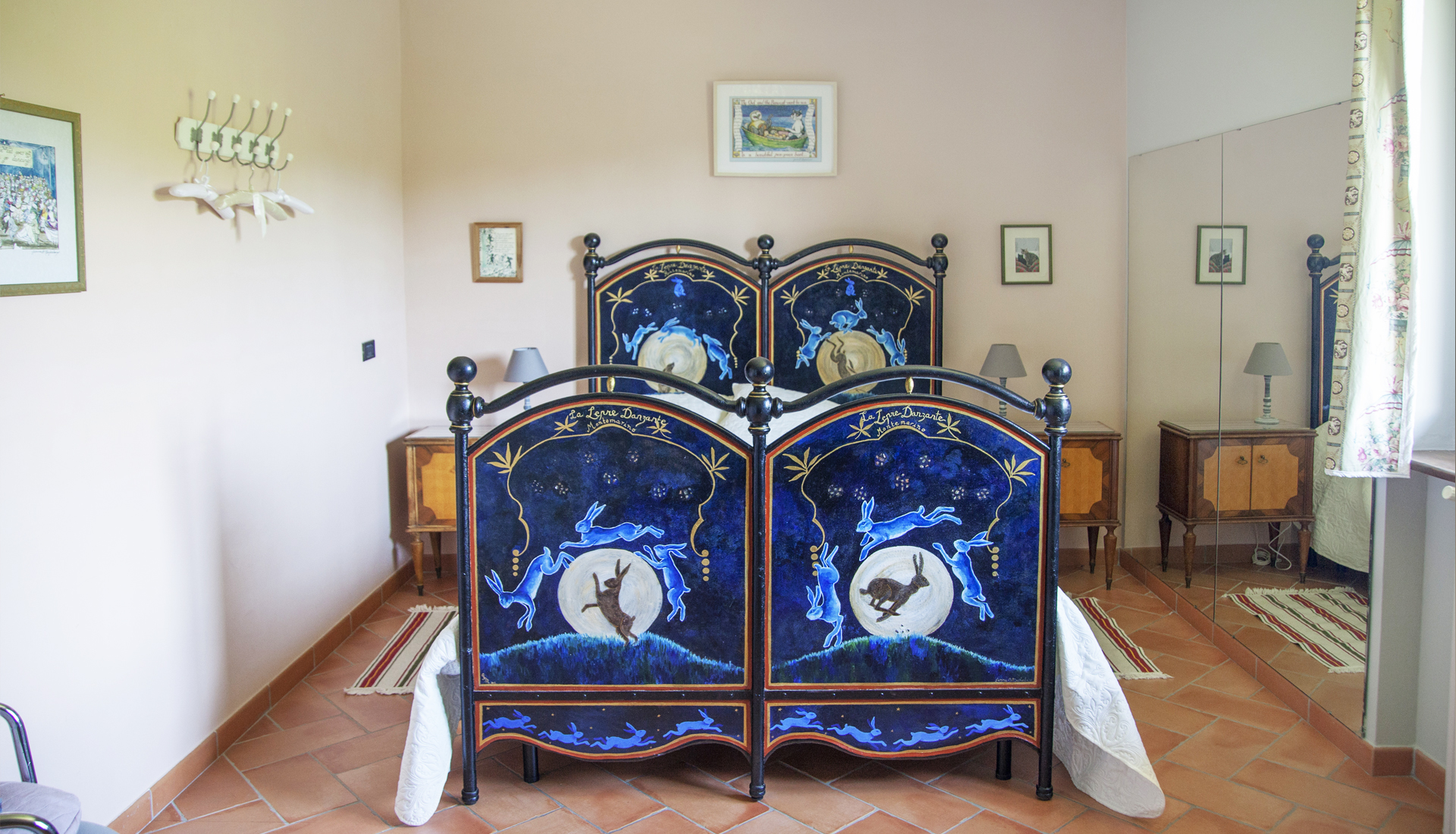 La Luna è una junior suite presso La Lepre Danzante, una guest house in stile B&B in Piemonte, Italia, vicino ad Alba: ecco una vista dell’interno.