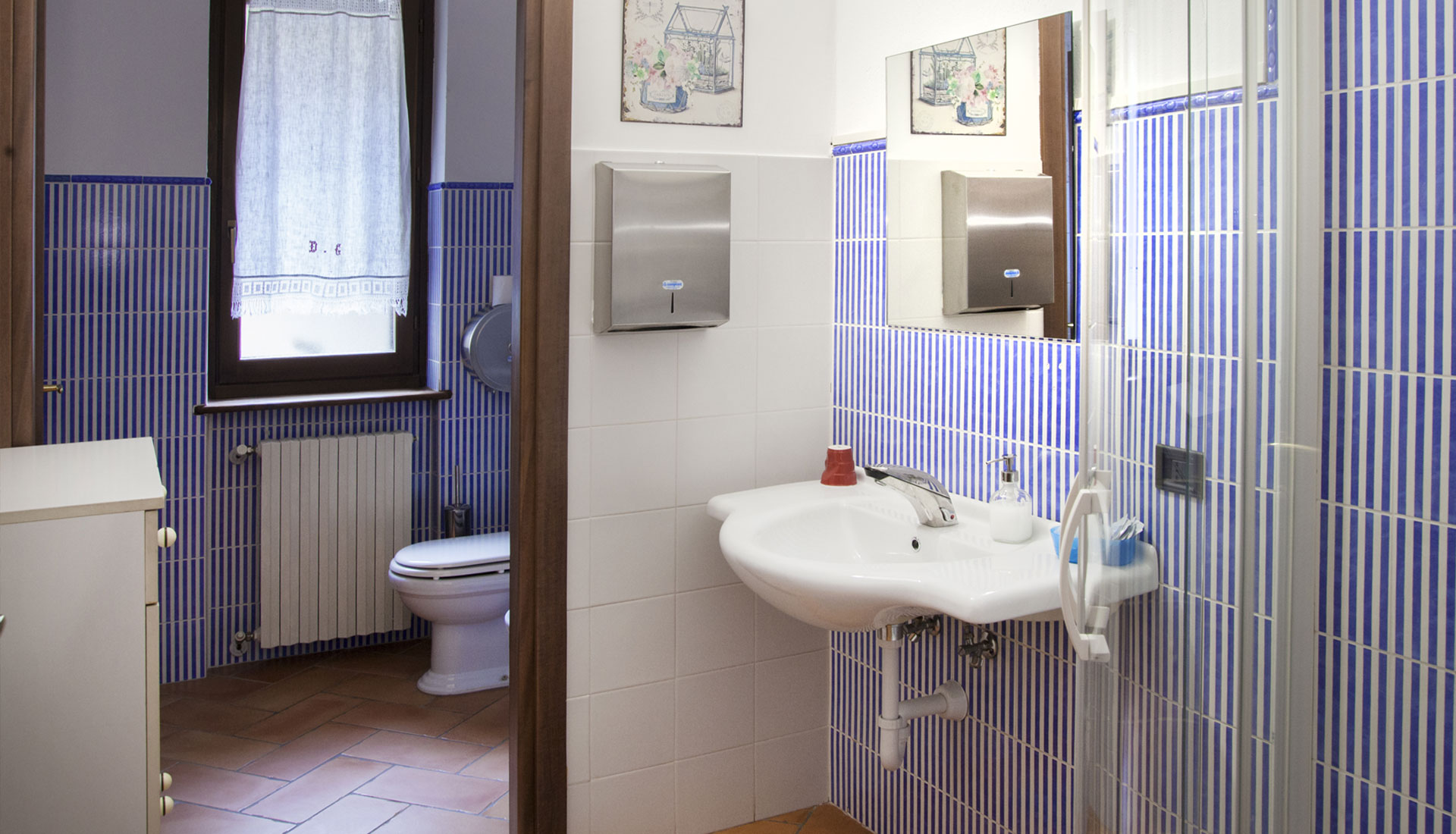 The en suite bathroom in the double-room Il Sole - La Lepre Danzante