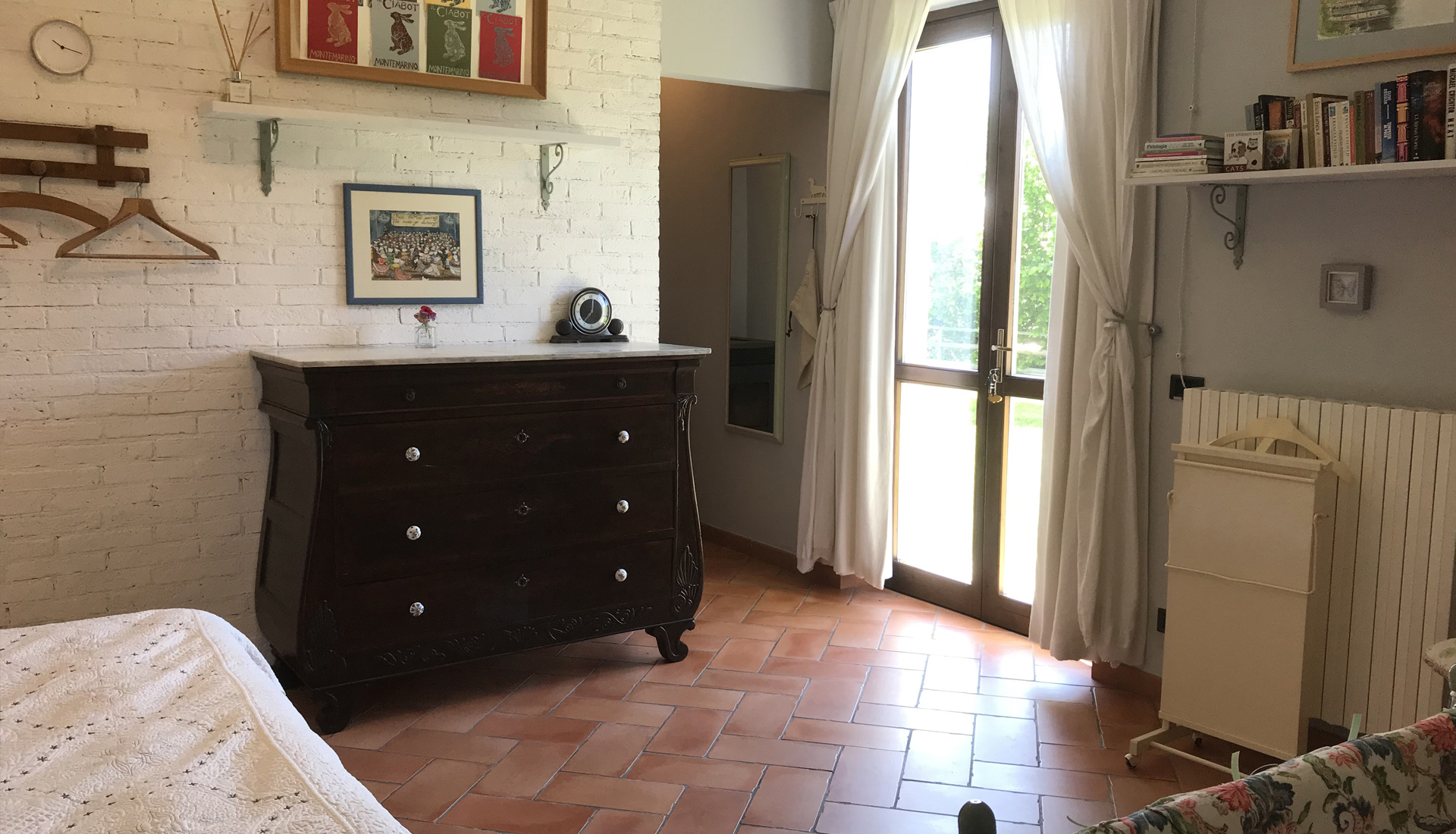 Furnishings in the double-room Il Sole - La Lepre Danzante